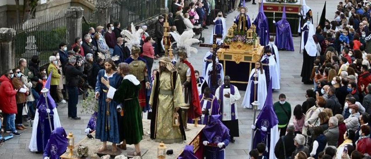 En primer término, el Paso del beso de Judas, en la avenida de Santa María.