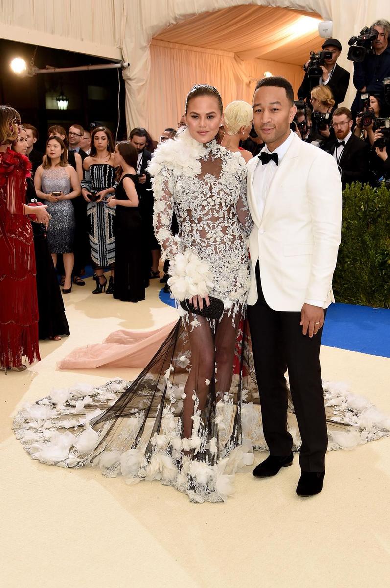 Chrissy Teigen y John Legend en la Gala Met