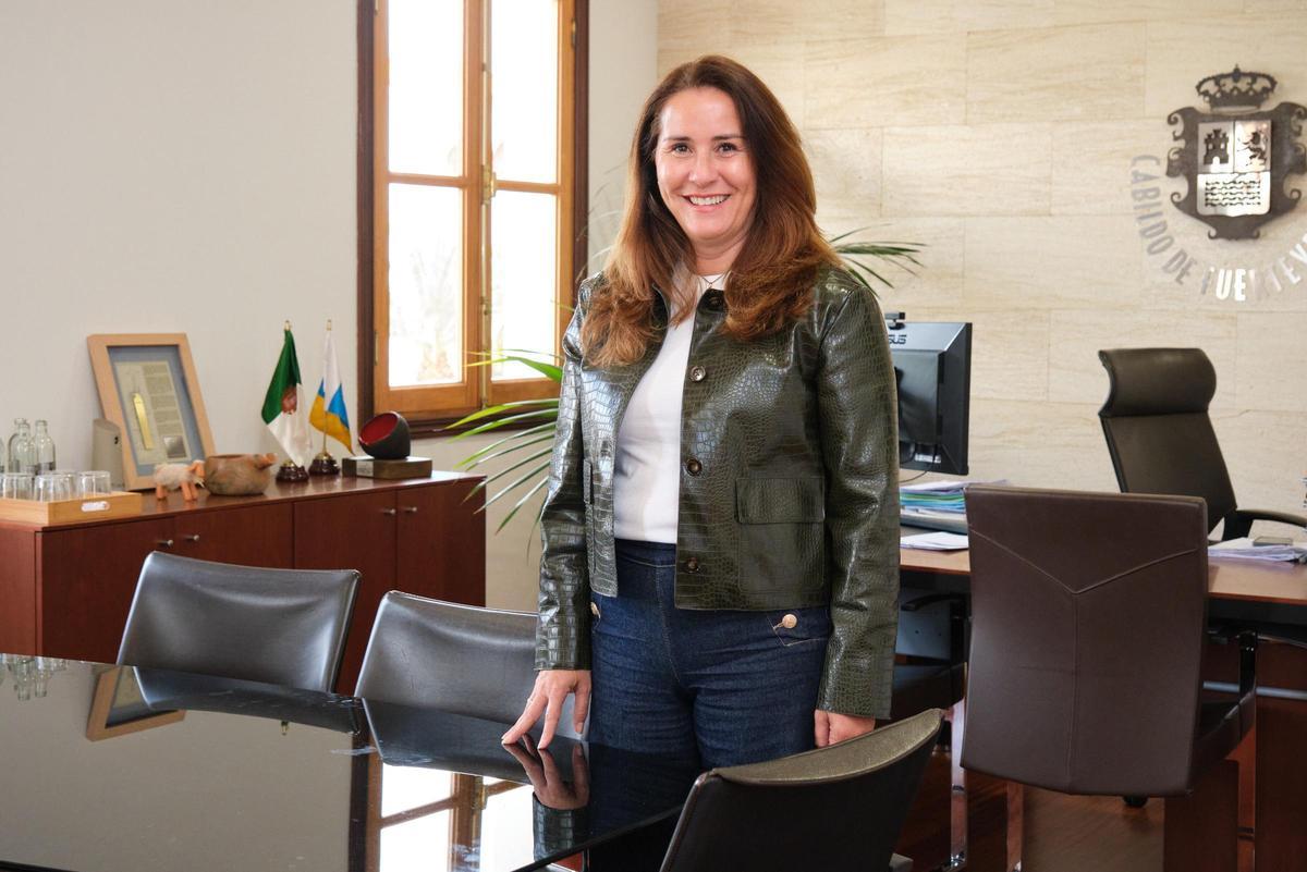 Lola García, presidenta del Cabildo majorero, en su despacho oficial.