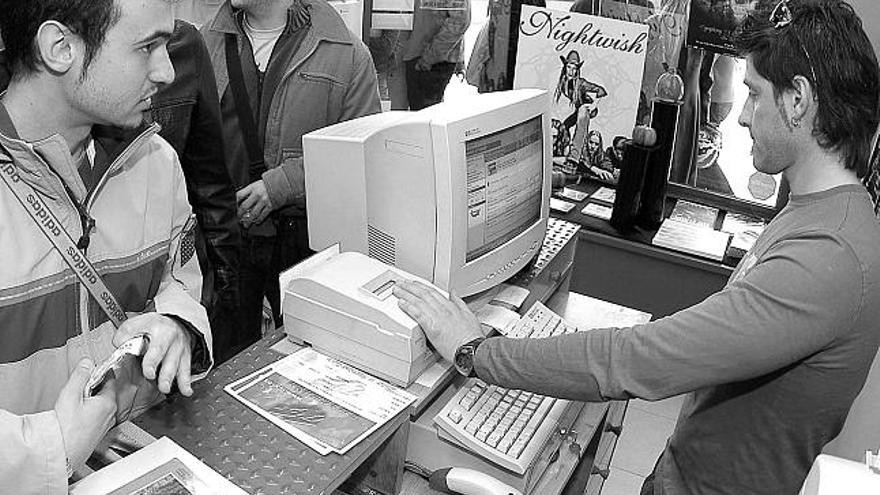 La crisis ha rebajado la demanda de trabajadores temporales durante la campaña de Navidad en los comercios vigueses.