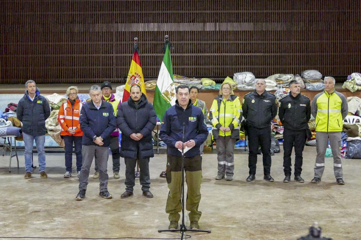 El presidente andaluz, Juanma Moreno, junto al dispositivo de emergencia de Adamuz.