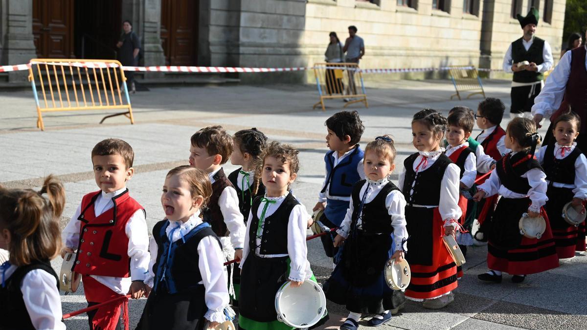 Desfile previo desde la plaza del Teucro