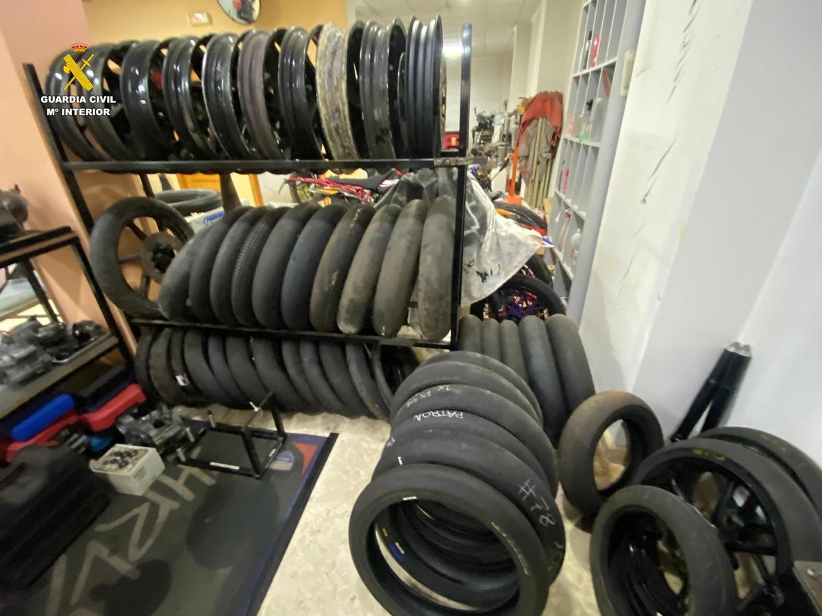 Neumáticos y motocicletas, en el interior del taller clandestino.
