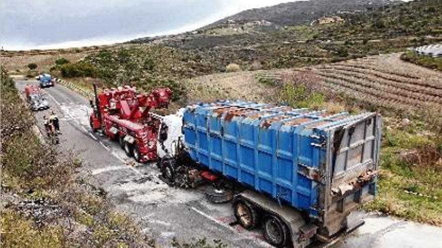 El camió va haver de ser remolcat per una grua.