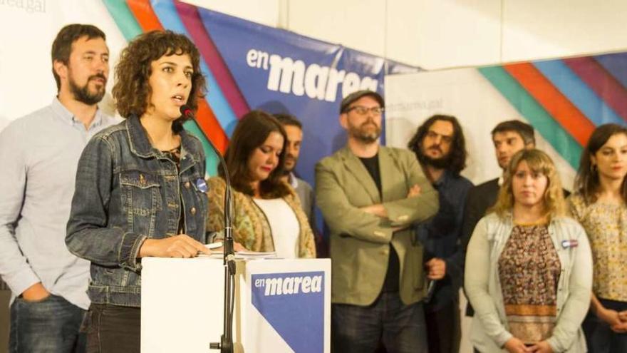 Alexandra Fernández, en primer término, rodeada de candidatos de En Marea y referentes de la izquierda rupturista, ayer. // Óscar Corral