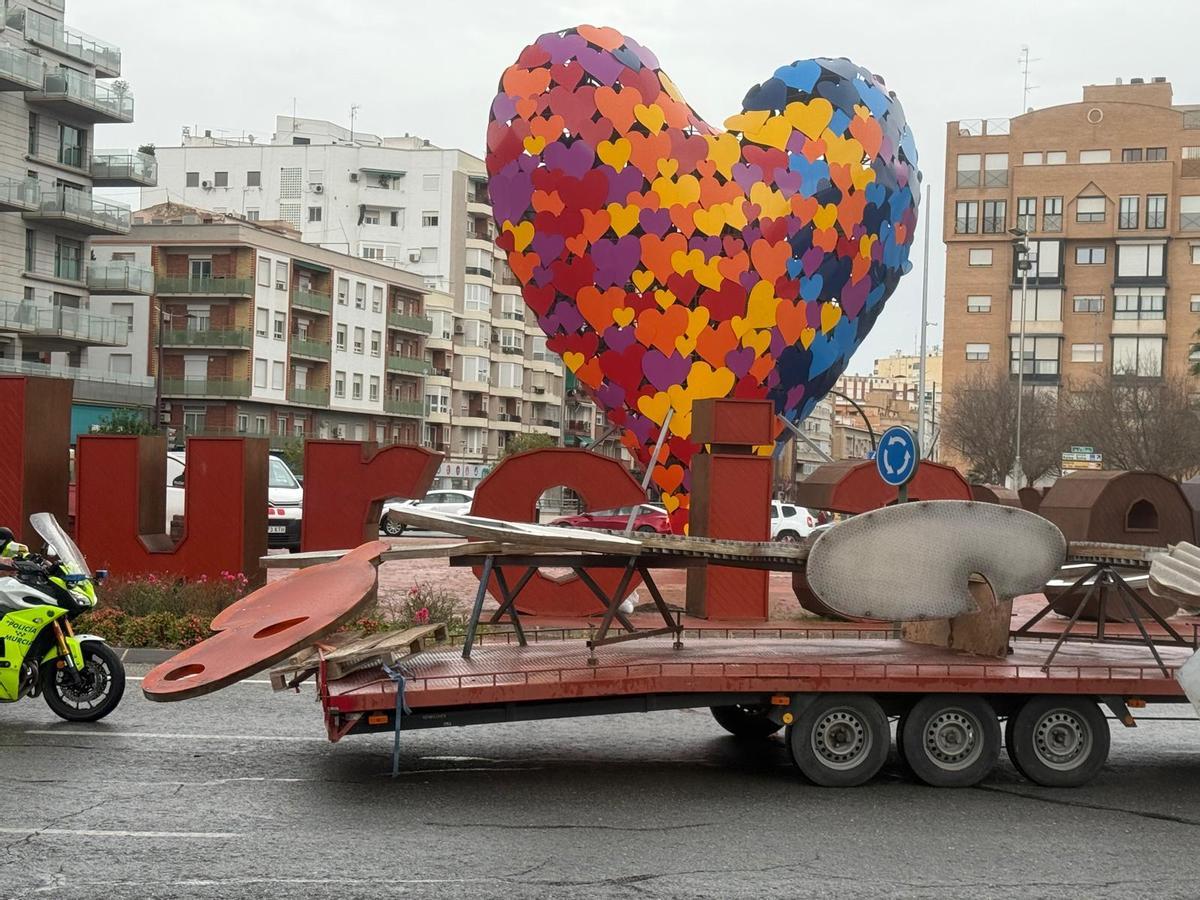 El último cactus de Oppenheim abandona la plaza de La Opinión de Murcia.