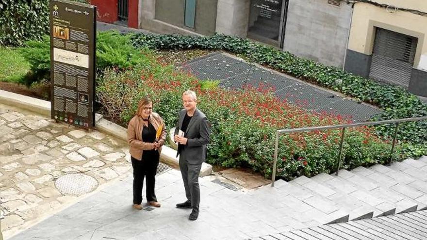 La regidora Mireia Estefanell i el professor de la FUB Marc Bernadich, a l&#039;entrada del carrer del Balç