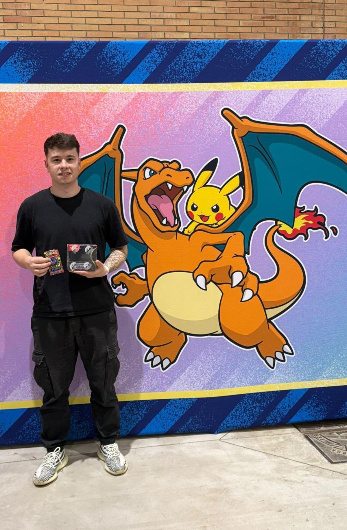 Jeremy Iglesias, con material de Pokémon. | LNE