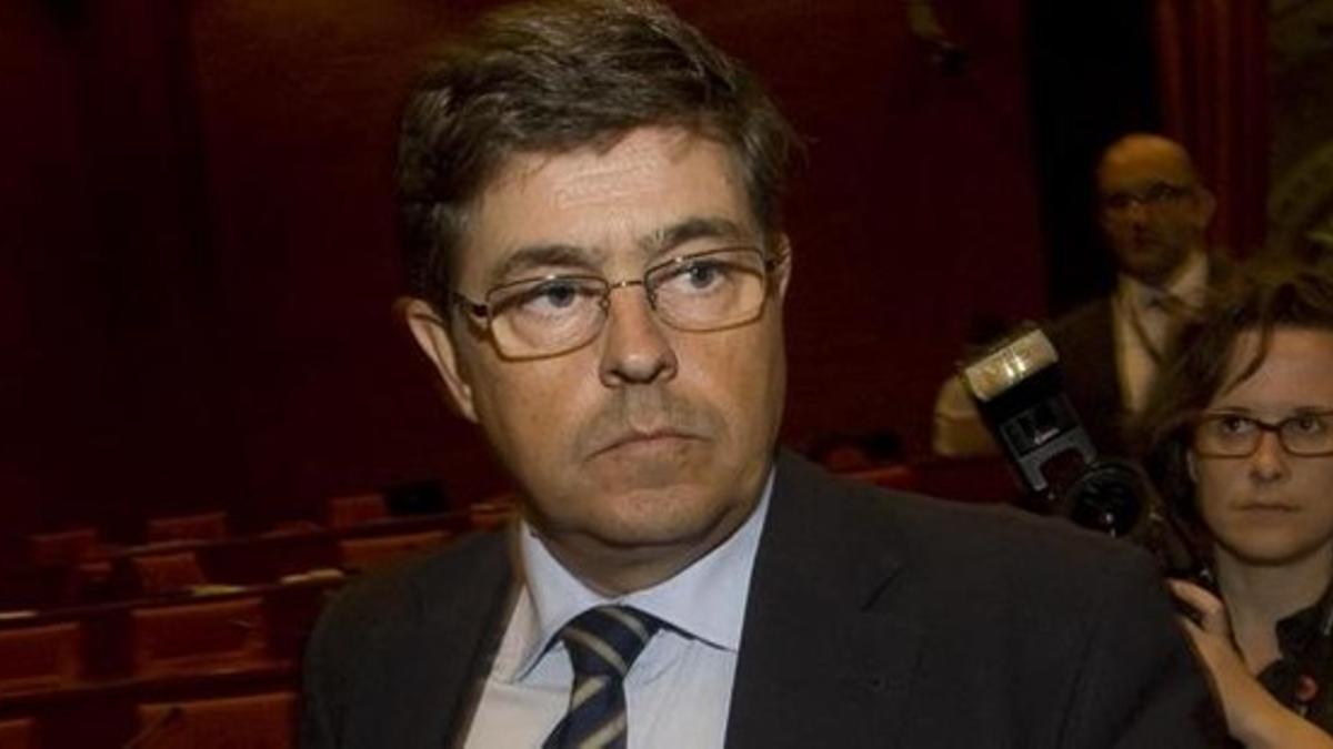 El director de relaciones institucionales de Ferrovial, Juan Elizaga, en el Parlament en junio del 2010.