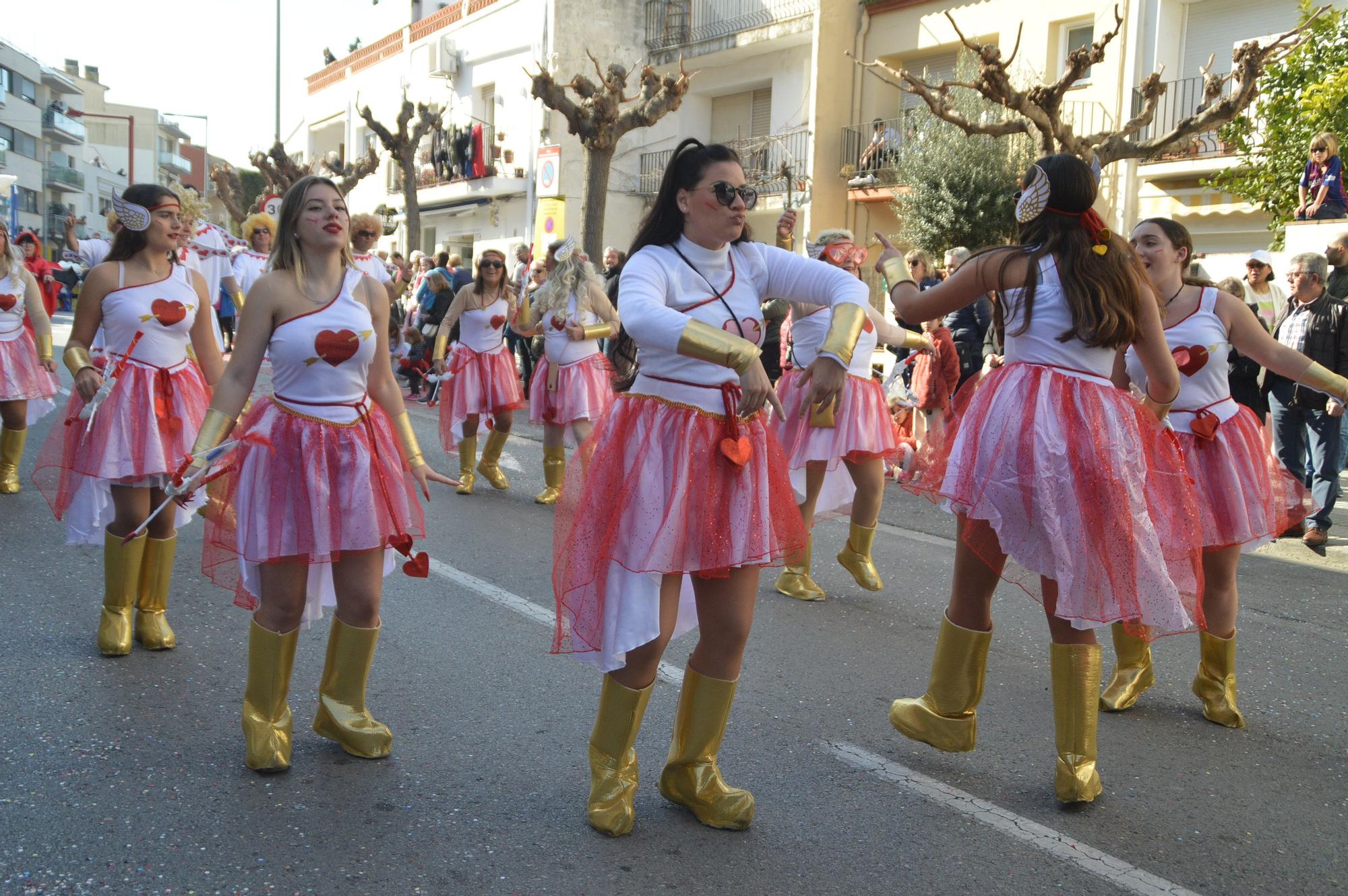 L'Escala vibra amb una rua de carnaval carregada d'imaginació