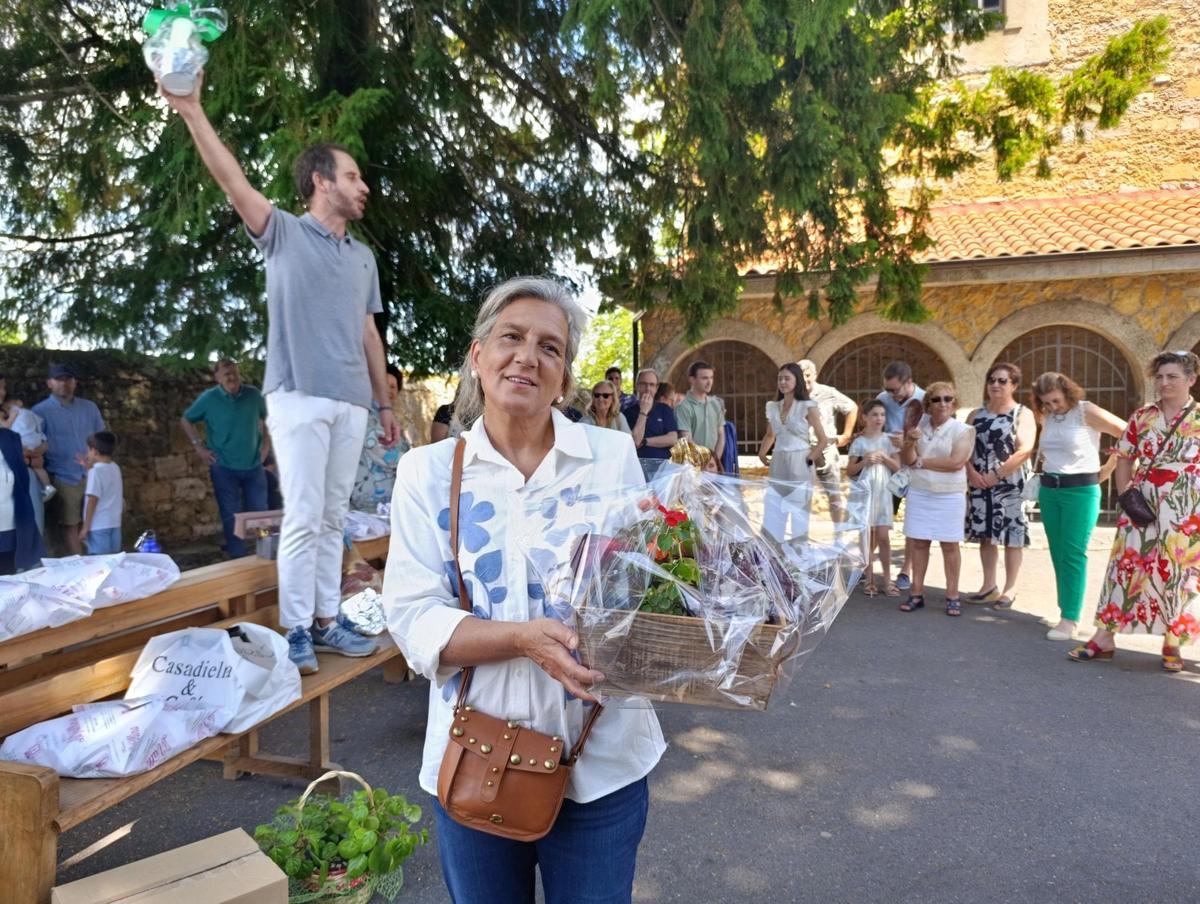 Tiñana, en Siero, recauda 601 euros en su subasta de San Antonio