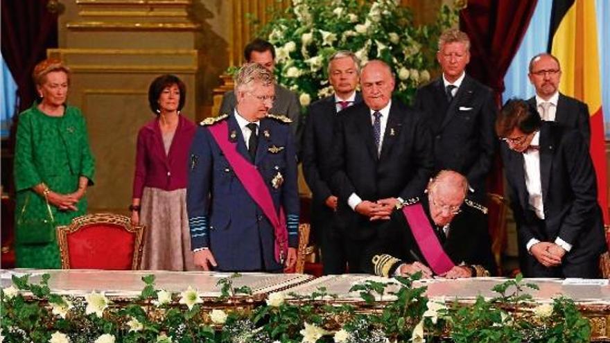 Albert II, signant l&#039;abdicació amb el seu fill Felip al costat.