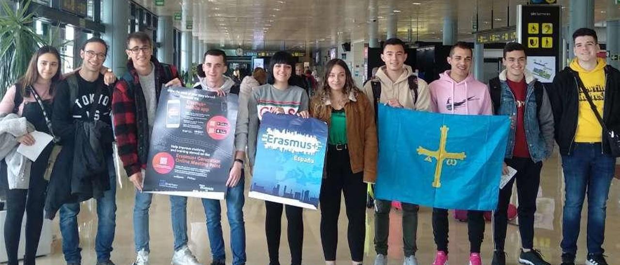 Un grupo de alumnos de los centros de FP de Asturias, en el aeropuerto de Asturias.