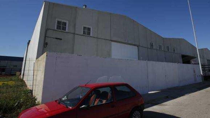 Nave industrial de Guadassuar donde se organizaban las peleas ilegales de gallos.