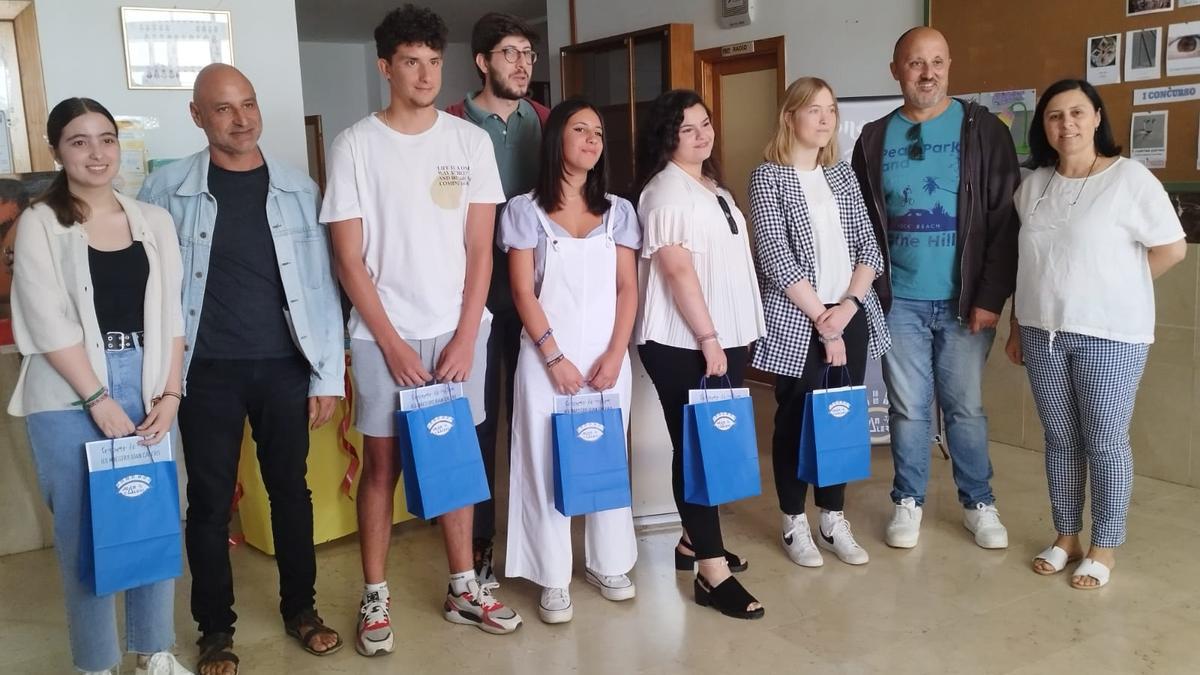 Profesores y ganadores del certamen de pintura del IES Juan Calero