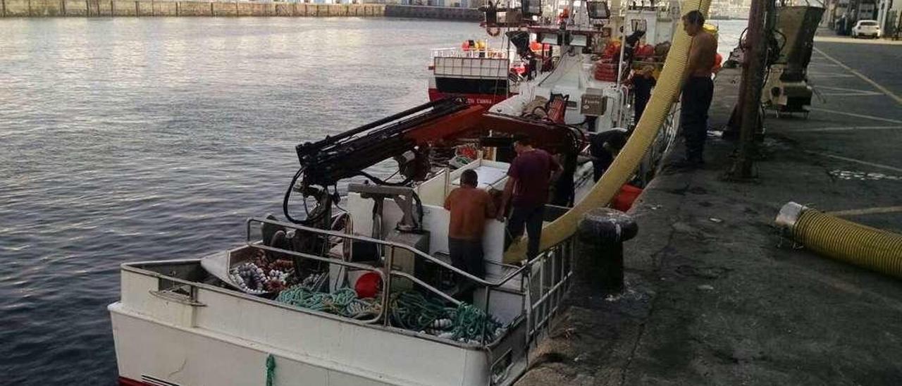 Un cerquero, amarrado ayer en el muelle de O Berbés de Vigo. // A.A.