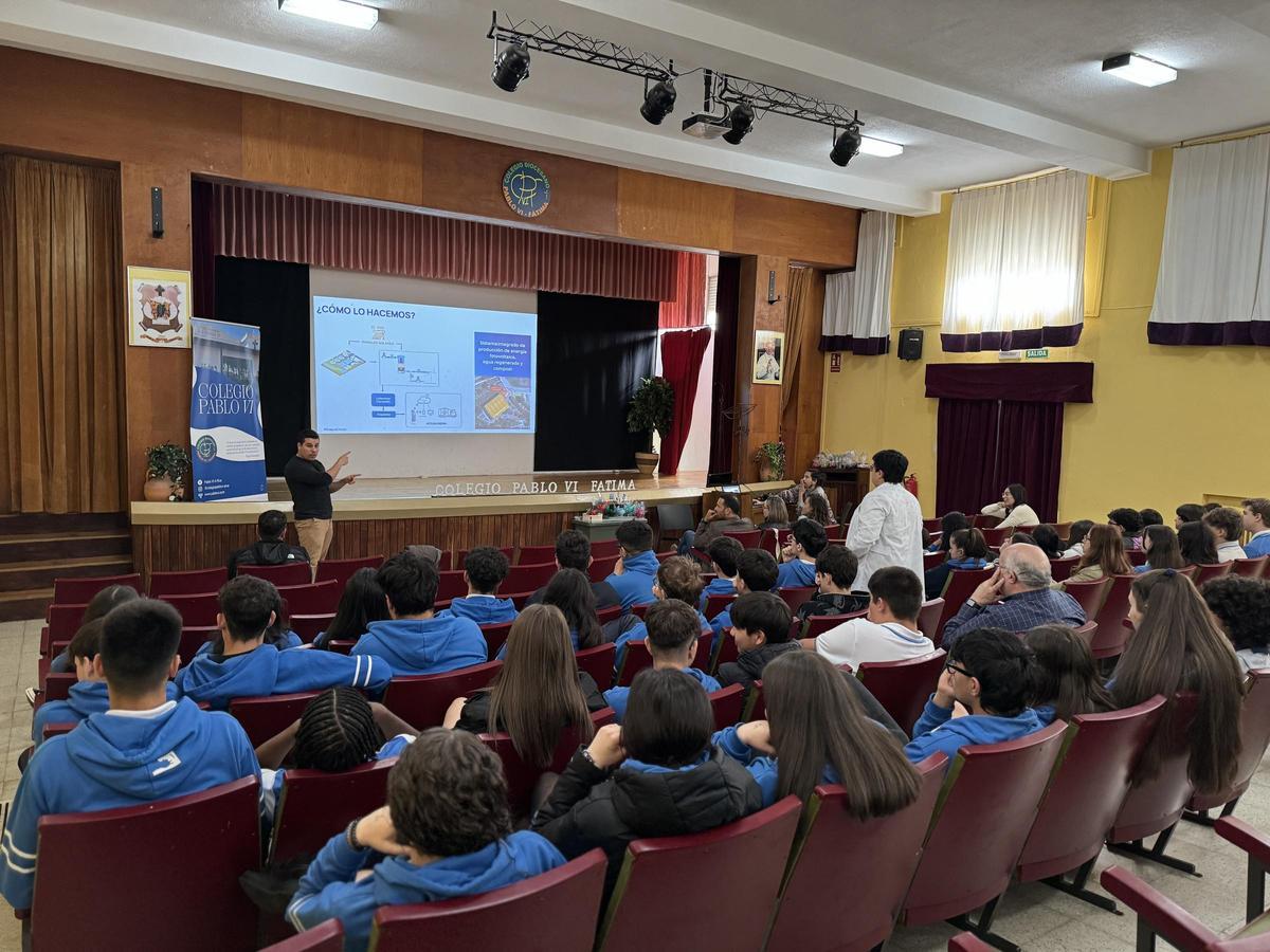 Los investigadores de Cetaqua, durante su charla sobre economía circular y agua regenerada en la Semana Cultural del Colegio Pablo VI.