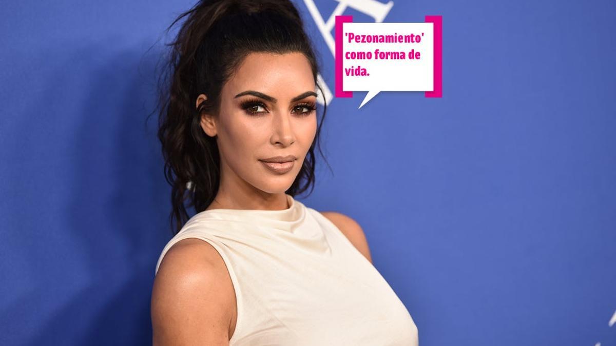 Kim Kardashian marcando pezón en los CFDA