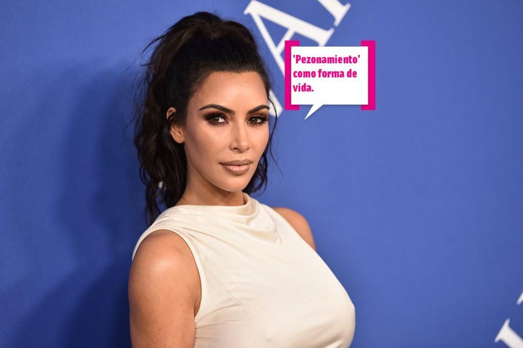Kim Kardashian marcando pezón en los CFDA