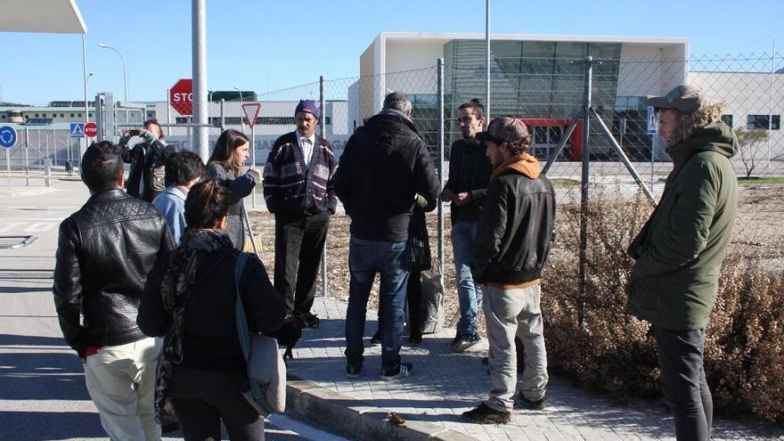 Familiares de los inmigrantes ingresados en la cárcel de Archidona.