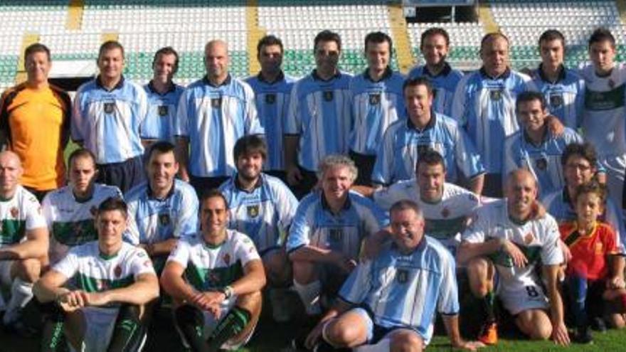 Miembros del equipo de cantores del Misteri y empleados del Elche, antes del encuentro.