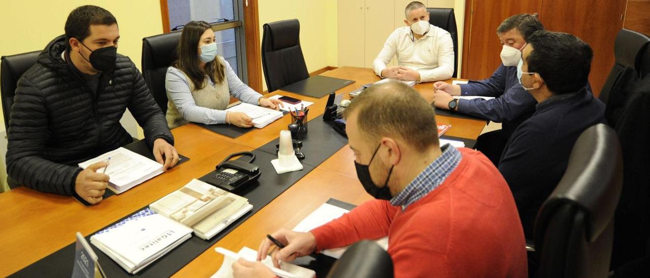 Participantes en la reunión de la comisión negociadora del ERTE de Galitec, ayer, en las oficinas de Bergazos. |  // BERNABÉ/JAVIER LALÍN