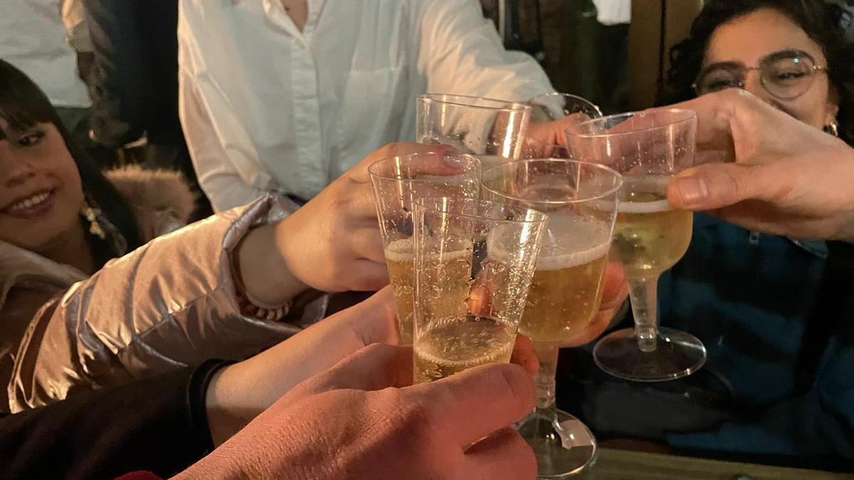 Un grupo de amigos brinda en Nochevieja.