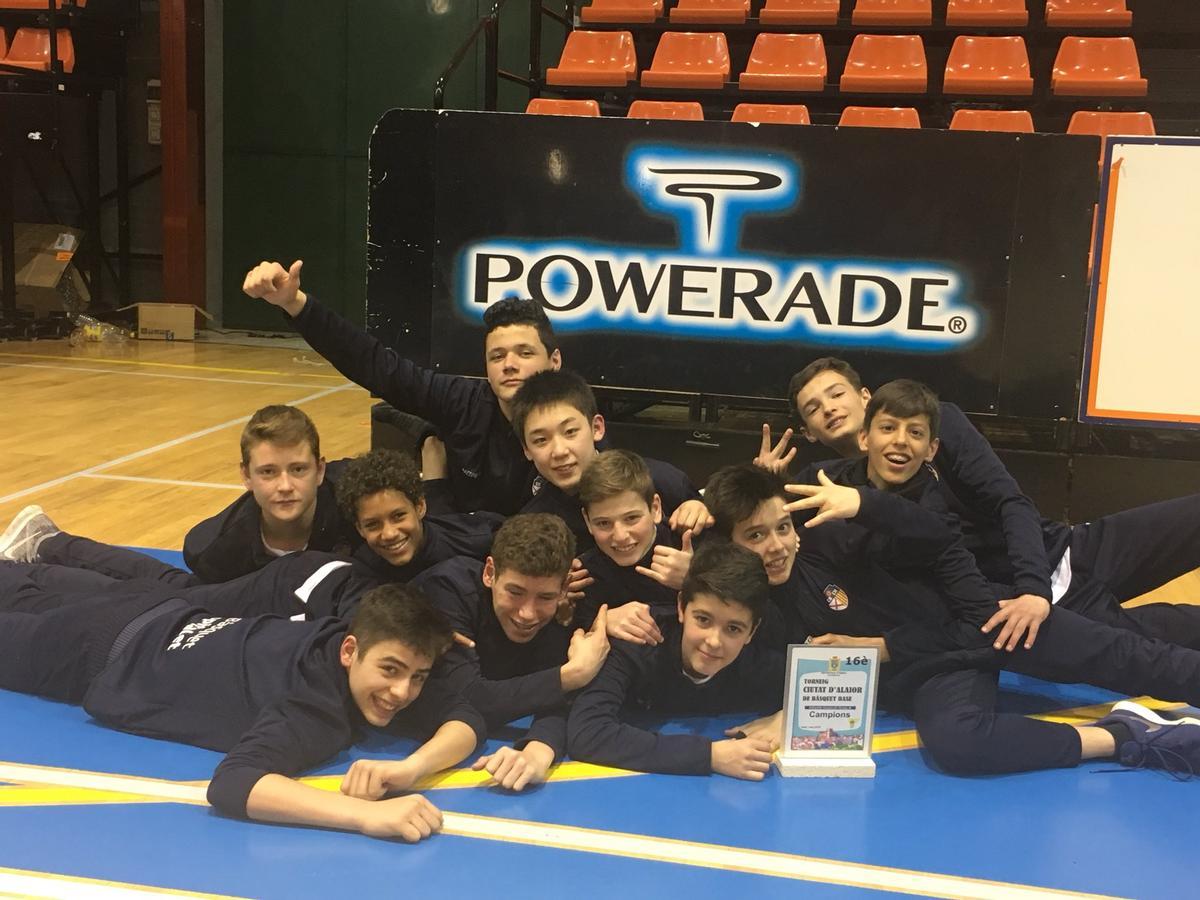 Okada, en el centro de la foto, junto a sus compañeros de L'Hospitalet CB en el torneo de Menorca