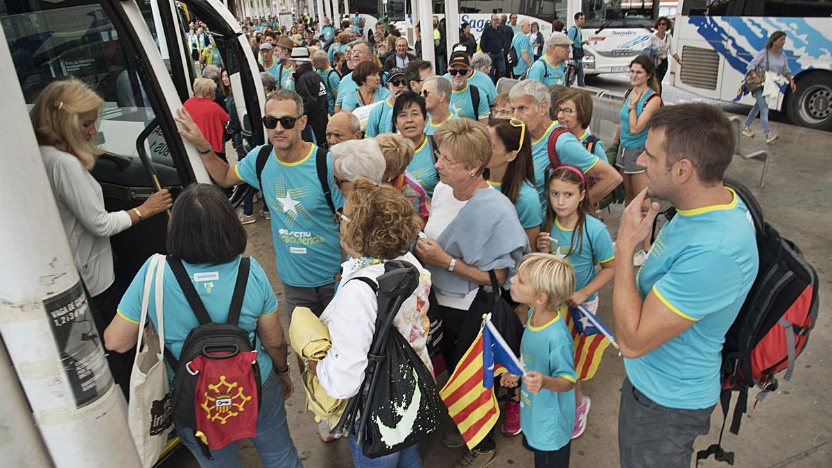 Estació de busos de Manresa amb participants de la protesta del 2019 | ARXIU/OSCAR BAYONA