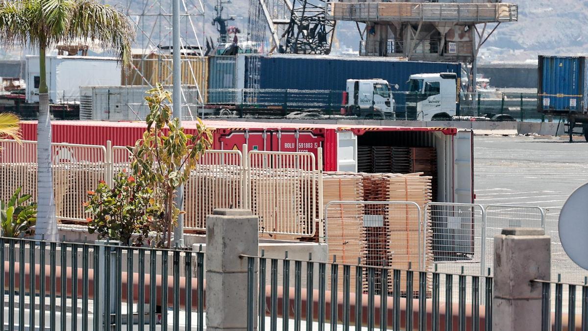 Primera remesa de sillas descargadas en el recinto celebrativo del puerto de Santa Cruz.
