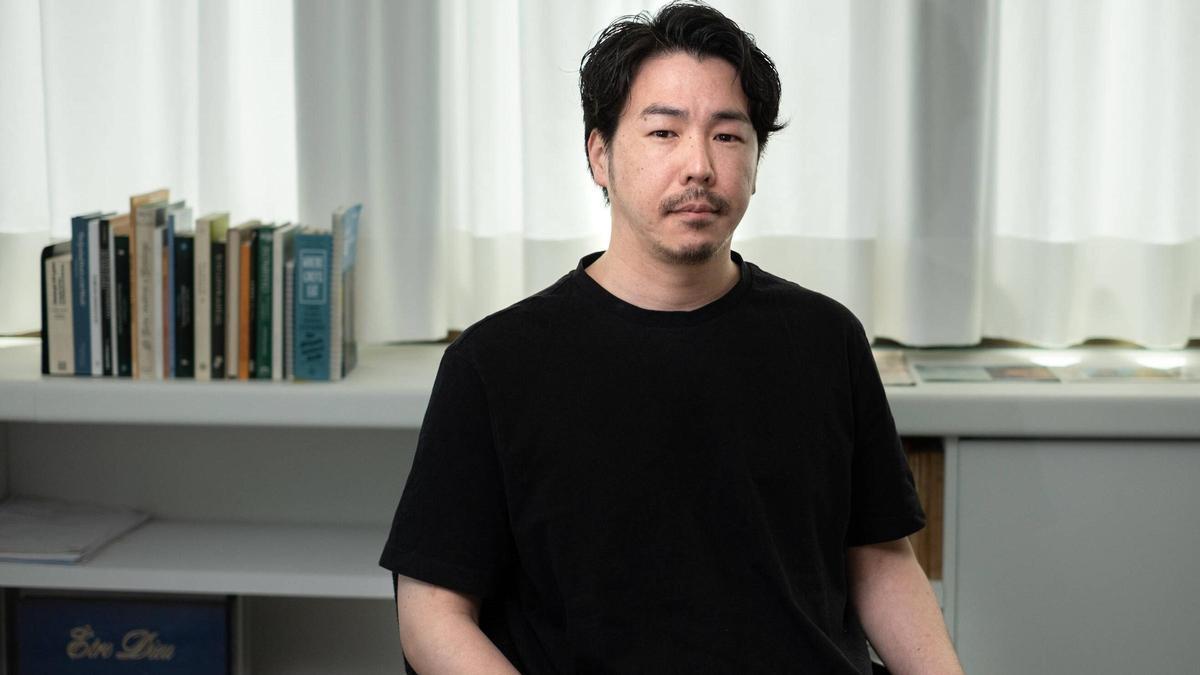 El chef Kouichi Kuwabara, que dirigió el restaurante con una estrella Michelin Scapar, posa en una de las salas del despacho especializado en derecho laboral y administrativo Novacelona.
