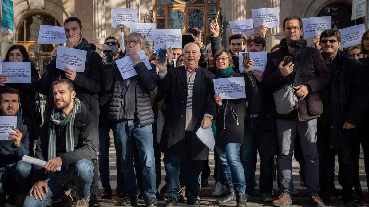 Periodistas concentrados frente al Tribunal Superior de Justícia de Catalunya por la libertad de prensa.