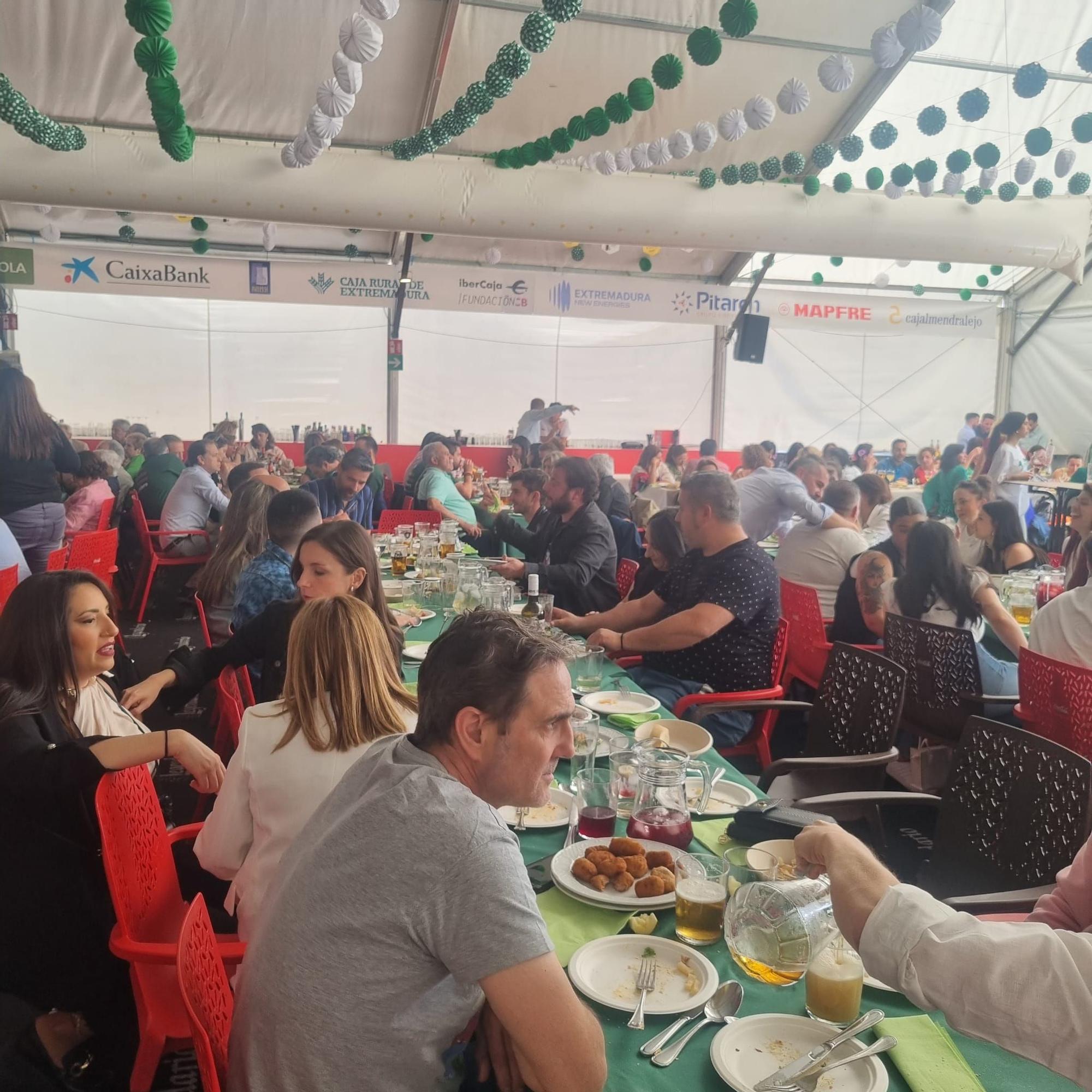 FOTOGALERÍA | Ambiente en las comidas en la caseta en homenaje al centenario de El Periódico Extremadura