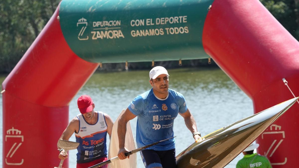 Tono Campos y Fernando Busto durante uno de los porteos de esta mañana.