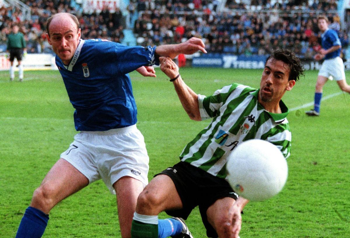 OVI-1 OVIEDO ,20-2-00.- OS JUGADORES ONOPKO,IZ, DEL REAL OVIEDO, Y OLI, DEL BETIS, DISPUTAN UN BALON DURANTE EL ENCUENTRO QUE SE DISPUTO HOY EN EL CARLOS TARTIERE Y QUE FINALIZO CON EMPATE A UN GOL.EFE/CEREIJIDO. deportiva accion 99/00 _ horizontal