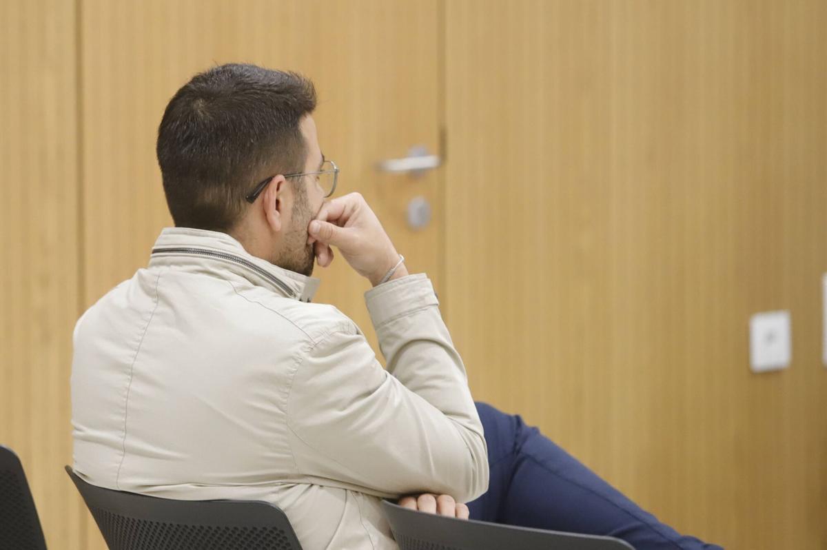 El hijo del alcalde de Hinojsa, este lunes en los tribunales.