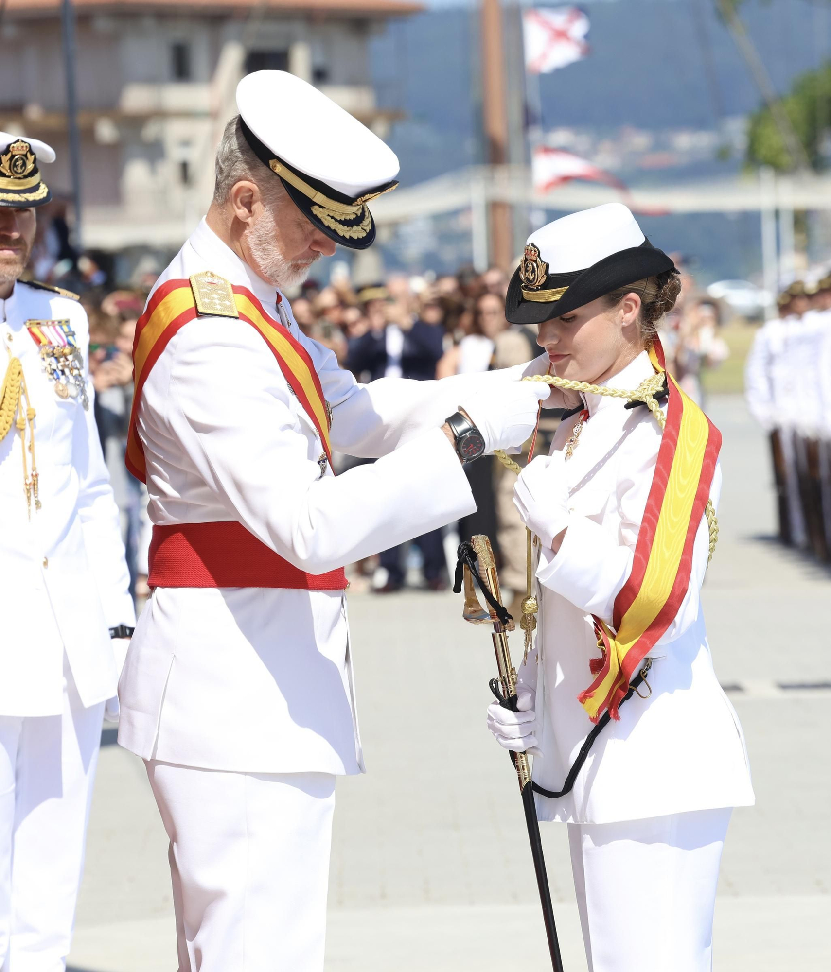 Leonor recibe de manos de Felipe VI la Gran Cruz del Mérito Naval en Marín