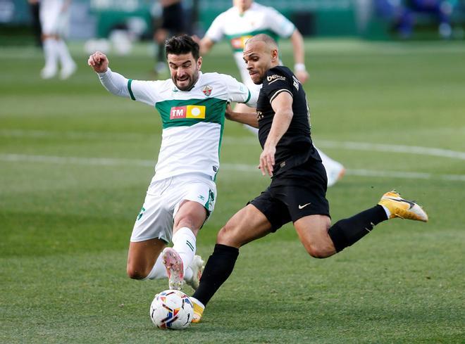 Martín Braithwaite durante el partido de LaLiga entre el Elche y el FC Barcelona disputado en el estadio Martínez Valero.