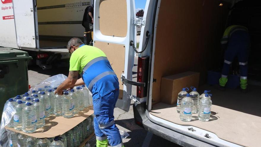 Así fue el reparto de garrafas de agua en Alcalá de Henares tras la avería: prioridad para los hospitales
