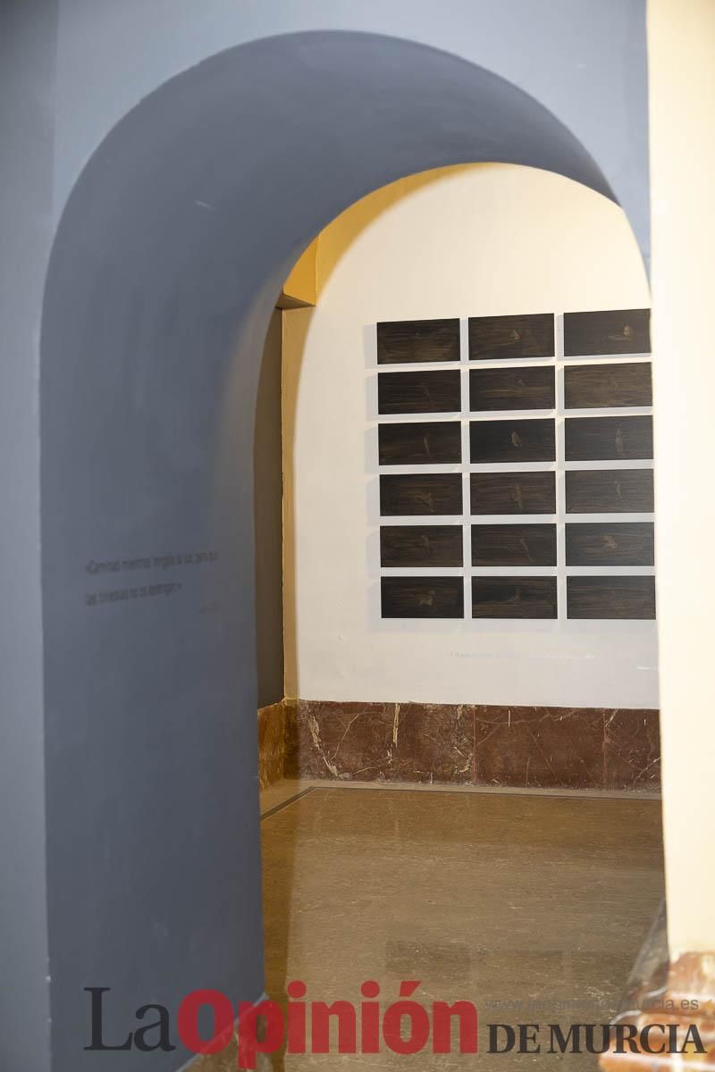 Así es la exposición 'Los Asomados' de Lidó Rico, que llega a Caravaca en su Año Jubilar