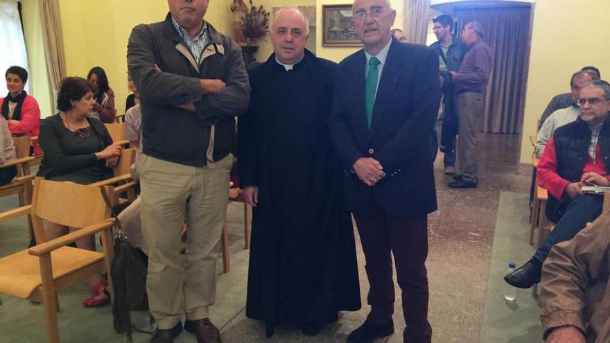 Por la izquierda, Jaime Izquierdo, Juan José Tuñón Escalada y Andrés Martínez Vega , ayer, en Covadonga.