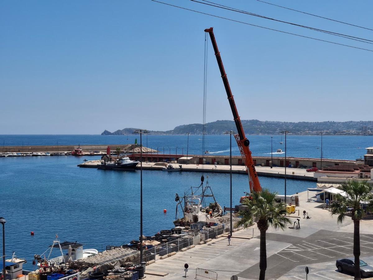 La operación para reflotar el barco, vista desde la Caleta del Port