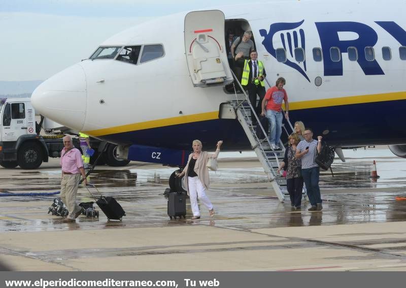 GALERÍA DE FOTOS -- Primer vuelo comercial en el aeropuerto de Castellón