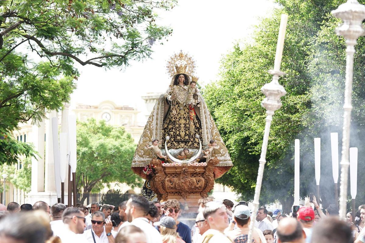 La imagen de Nuestra Señora del Carmen Coronada, en el paseo de los Curas.