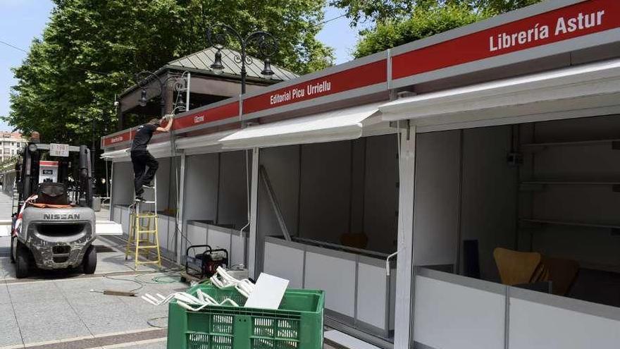 Trabajos para instalar las casetas ayer por la mañana.