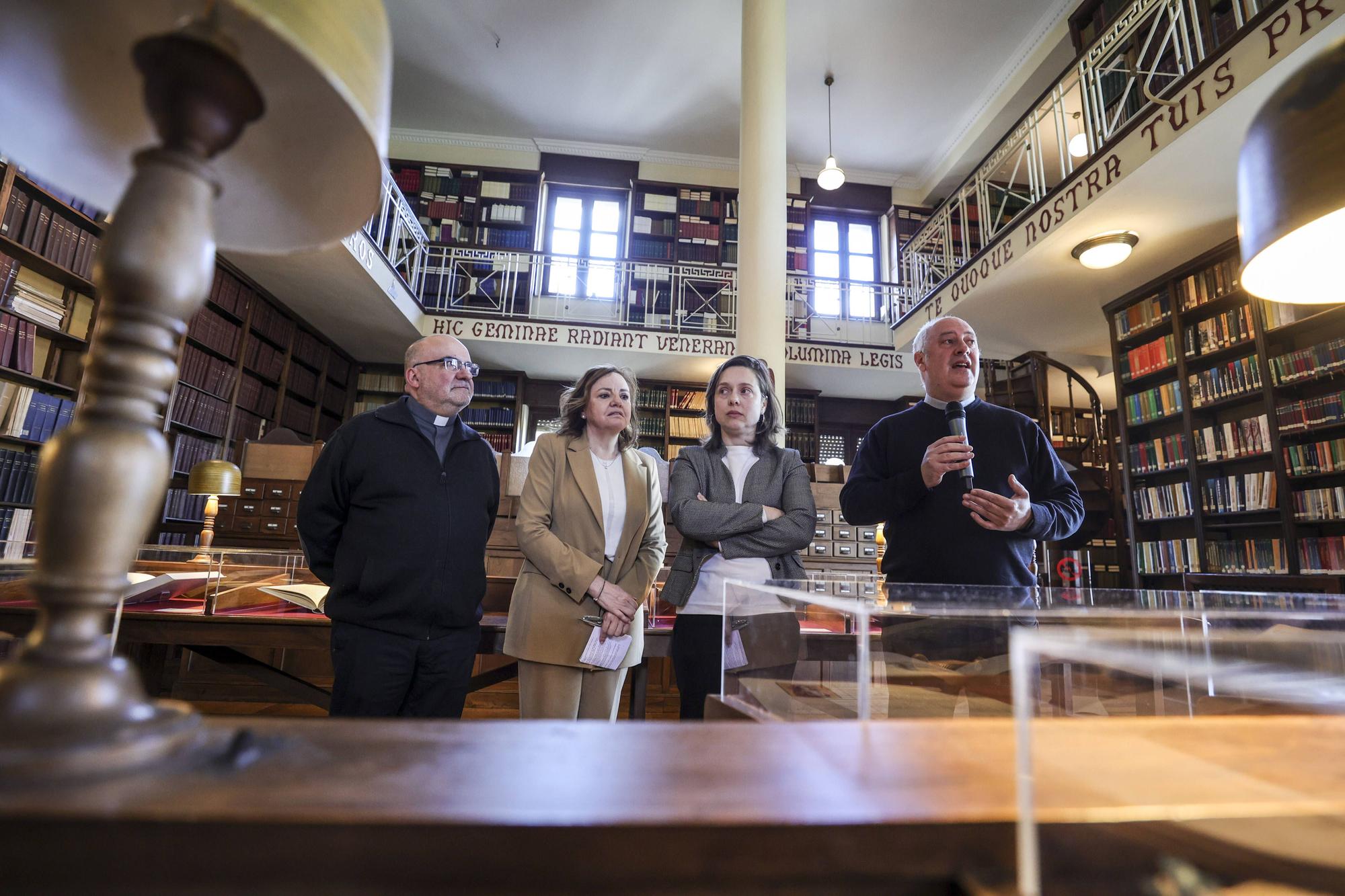 La muestra consta de 17 textos del fondo de su biblioteca relacionadas con otras tantas piezas del Museo de la Iglesia