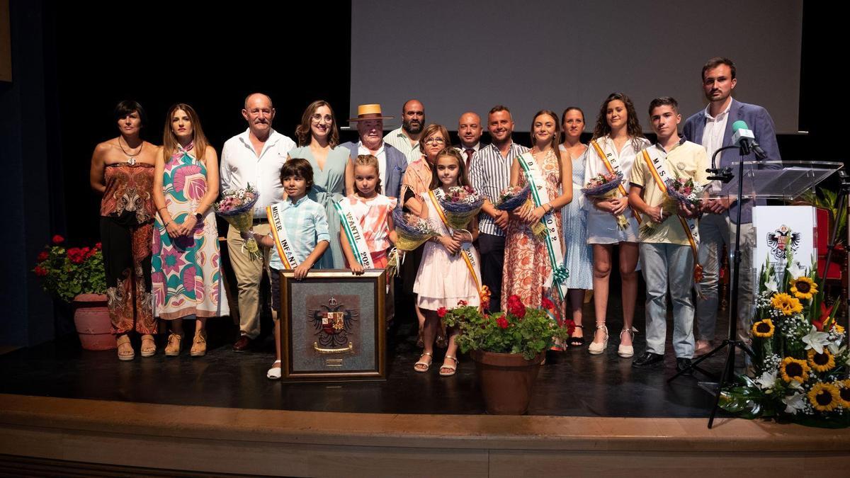 El pregonero, con las reinas de las fiestas, el mister y autoridades locales.