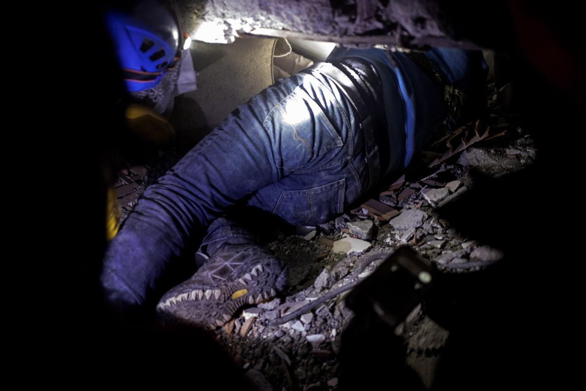 Diyarbakir (Turkey), 06/02/2023.- A person tries to help victims at the site of a collapsed building after an earthquake in Diyarbakir, Turkey, 06 February 2023. According to the US Geological Service, an earthquake with a preliminary magnitude of 7.8 struck southeast Turkey close to the Syrian border. The earthquake caused buildings to collapse and sent shockwaves over northwest Syria, Cyprus, and Lebanon. (Terremoto/sismo, Chipre, Líbano, Siria, Turquía) EFE/EPA/REFIK TEKIN