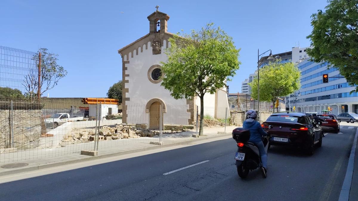 Una vista de la capilla sin gran parte del cierre perimetral