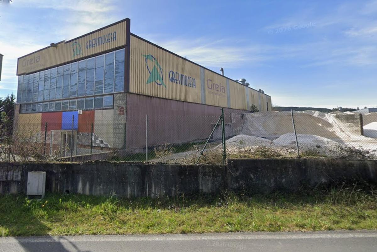 Vista de una de las naves en venta en el polígono de O Acevedo, en Cerceda.